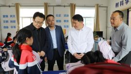 周繼軍開展“六一”兒童節(jié)慰問、檢查高考準(zhǔn)備工作并看望結(jié)對(duì)關(guān)愛對(duì)象