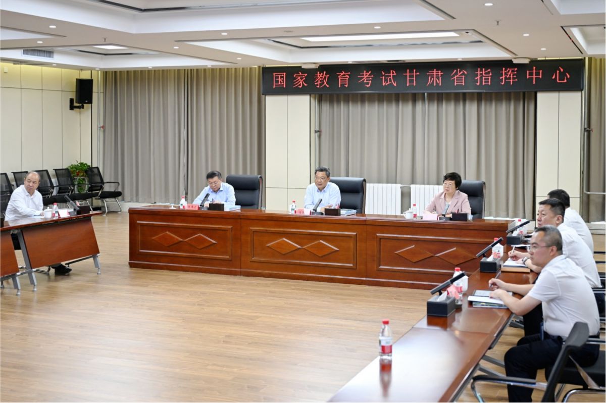 日前,省委副书记、省长任振鹤来到省教育考试院检查2026年高考组考工作。(新甘肃·甘肃日报记者盛学卿)