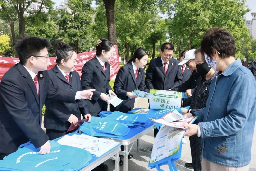 5月20日,市中级法院在和谐广场开展普法活动