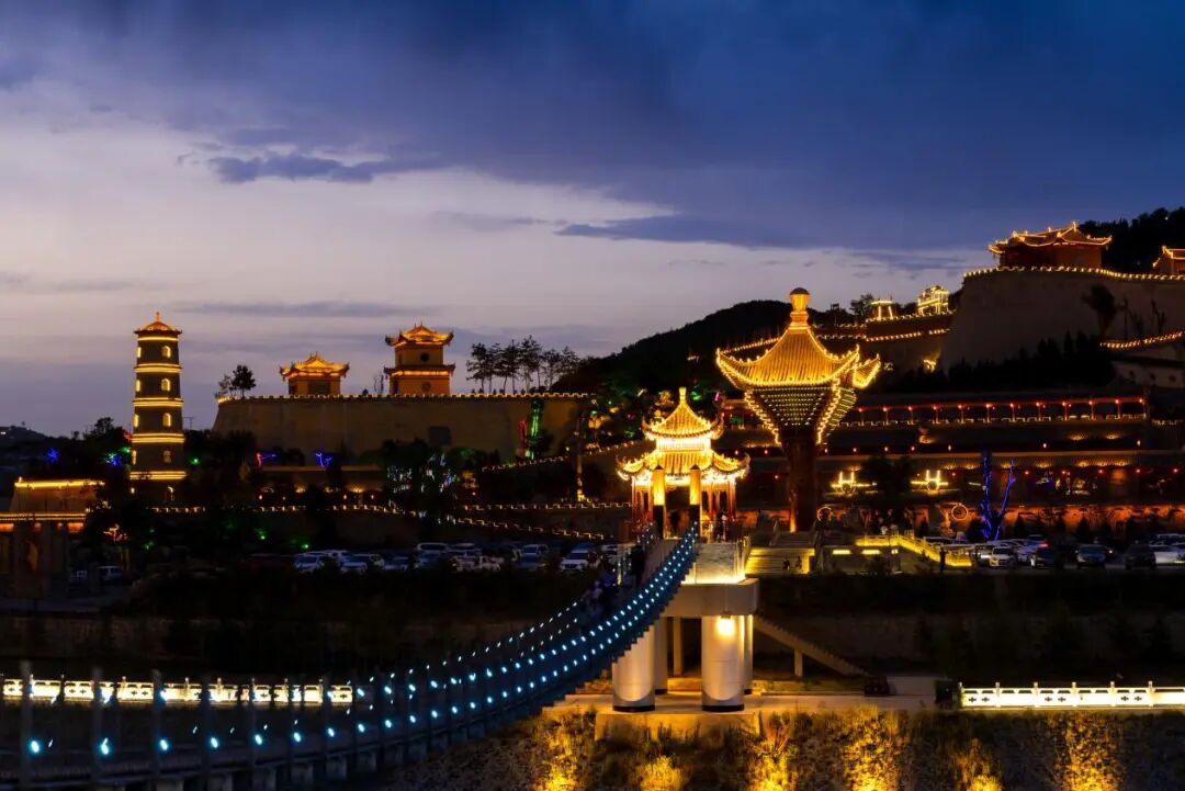 图为庆城县药王洞养生小镇夜景。