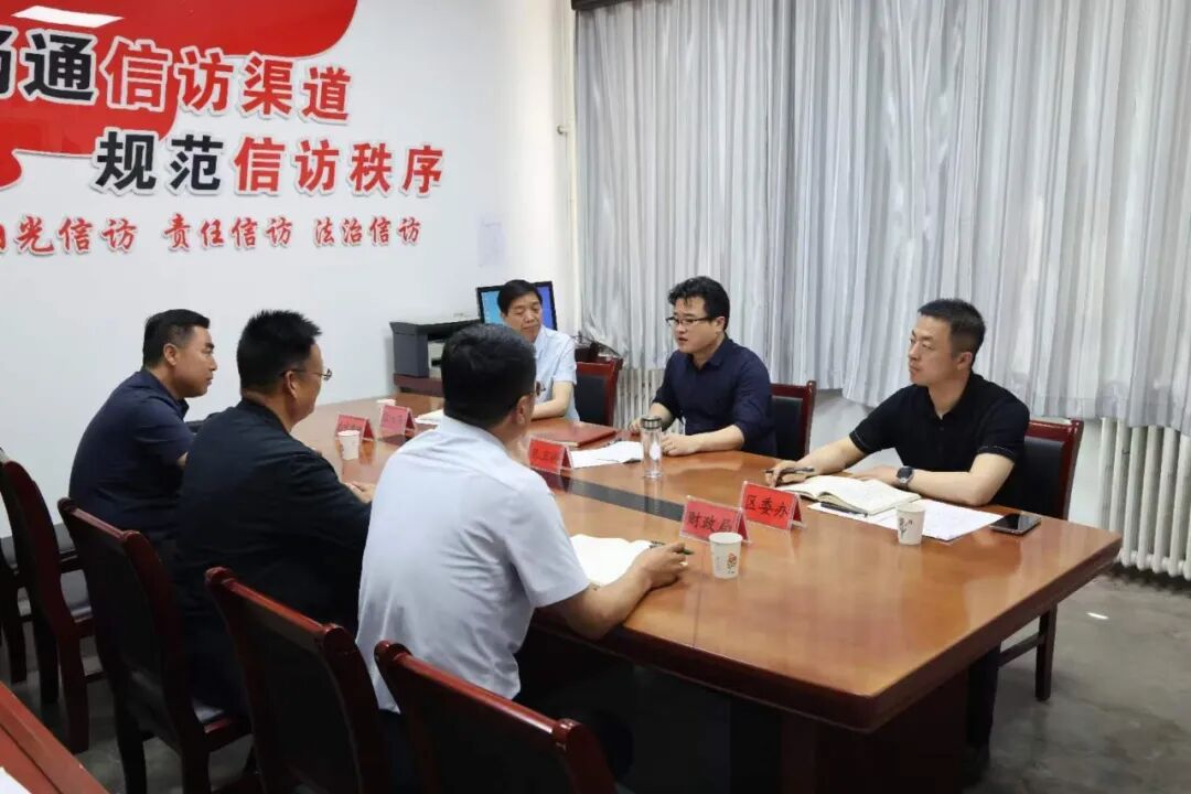 孔卫涛接待来访群众