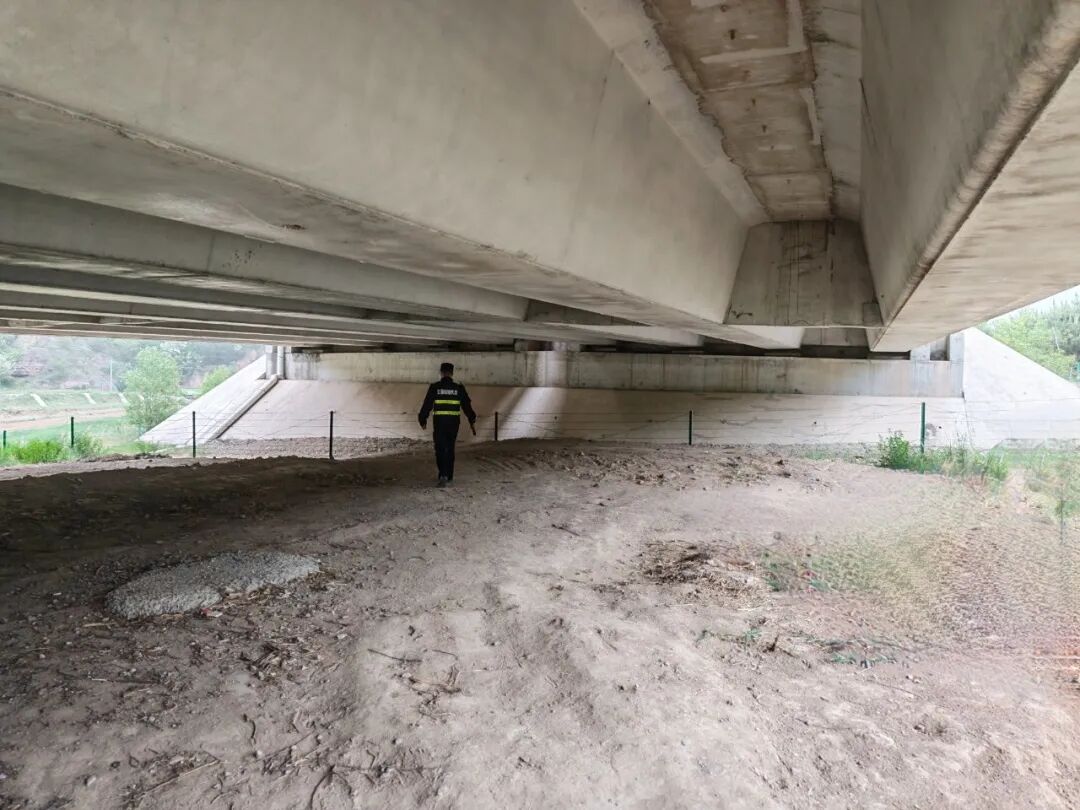 甘肃省高速公路路政执法总队华池大队：整治桥下易燃堆积隐患 夯实桥梁安全防护根基
