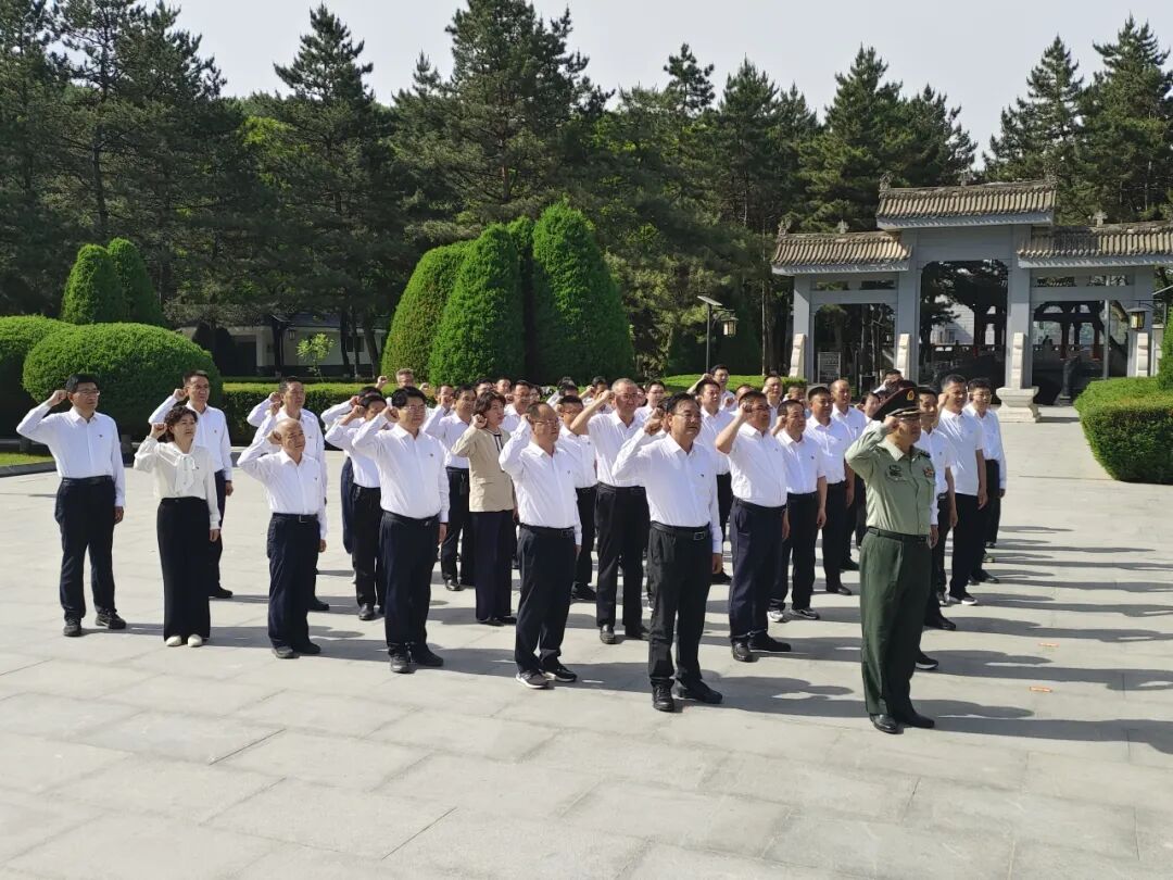 庆阳市第五届人大代表第八期履职能力提升培训班全体学员赴南梁镇开展红色研学活动