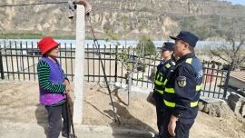甘肃省高速公路路政执法总队华池大队：整治桥下易燃堆积隐患 夯实桥梁安全防护根基