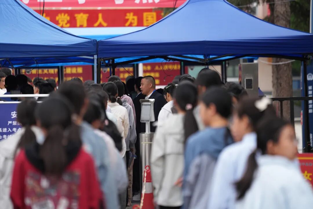 高考首日 正宁县1166名学子执笔赴考