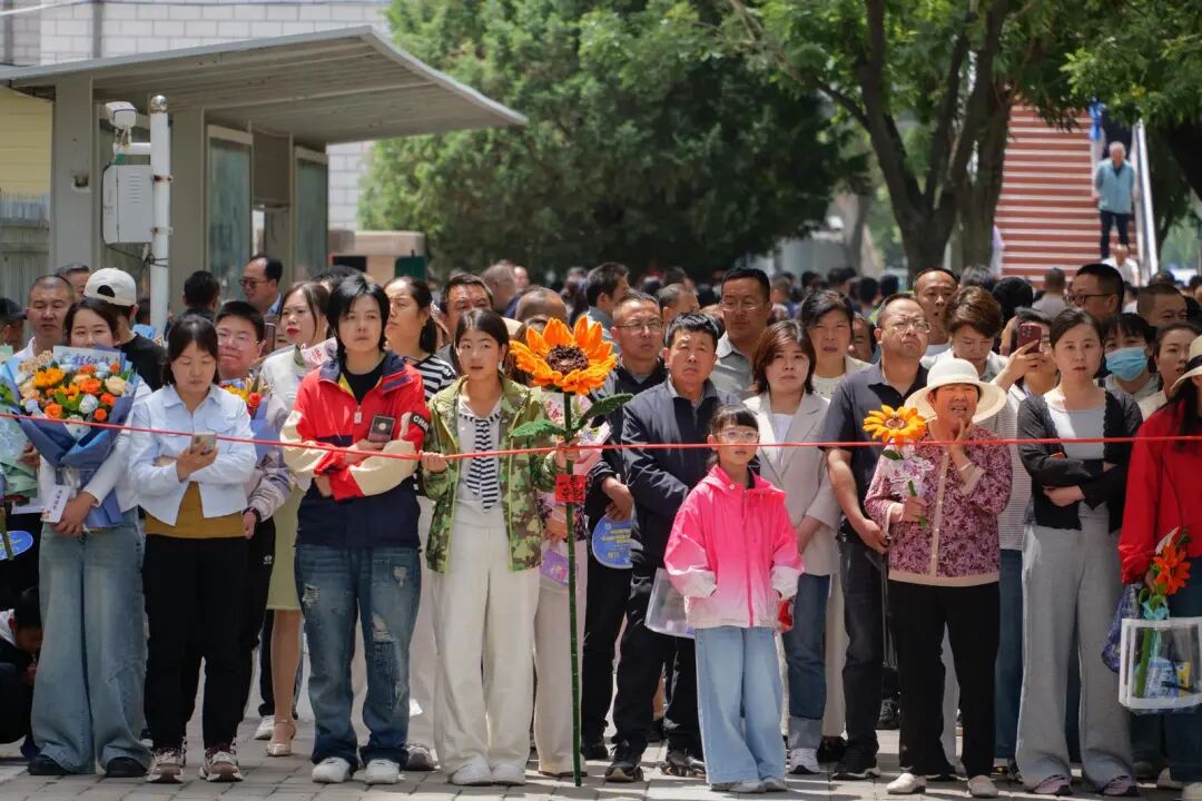 西峰考区庆阳三中考点，家长等待考生走出考场。