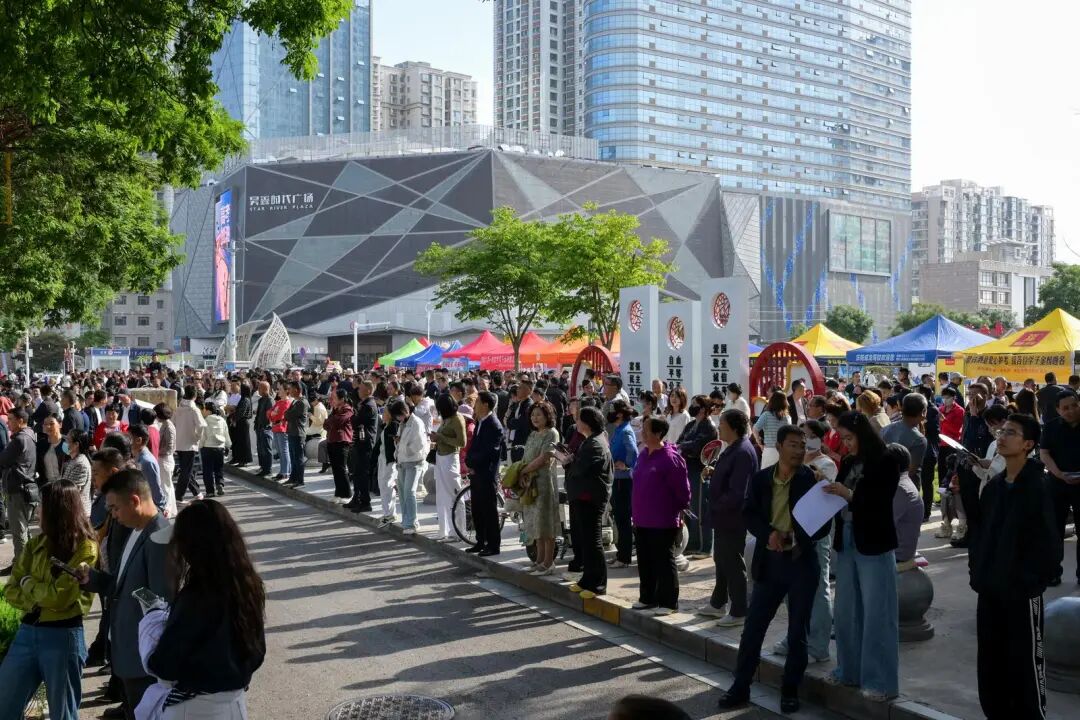 西峰区庆阳一中考点，家长在考点外焦急等候。