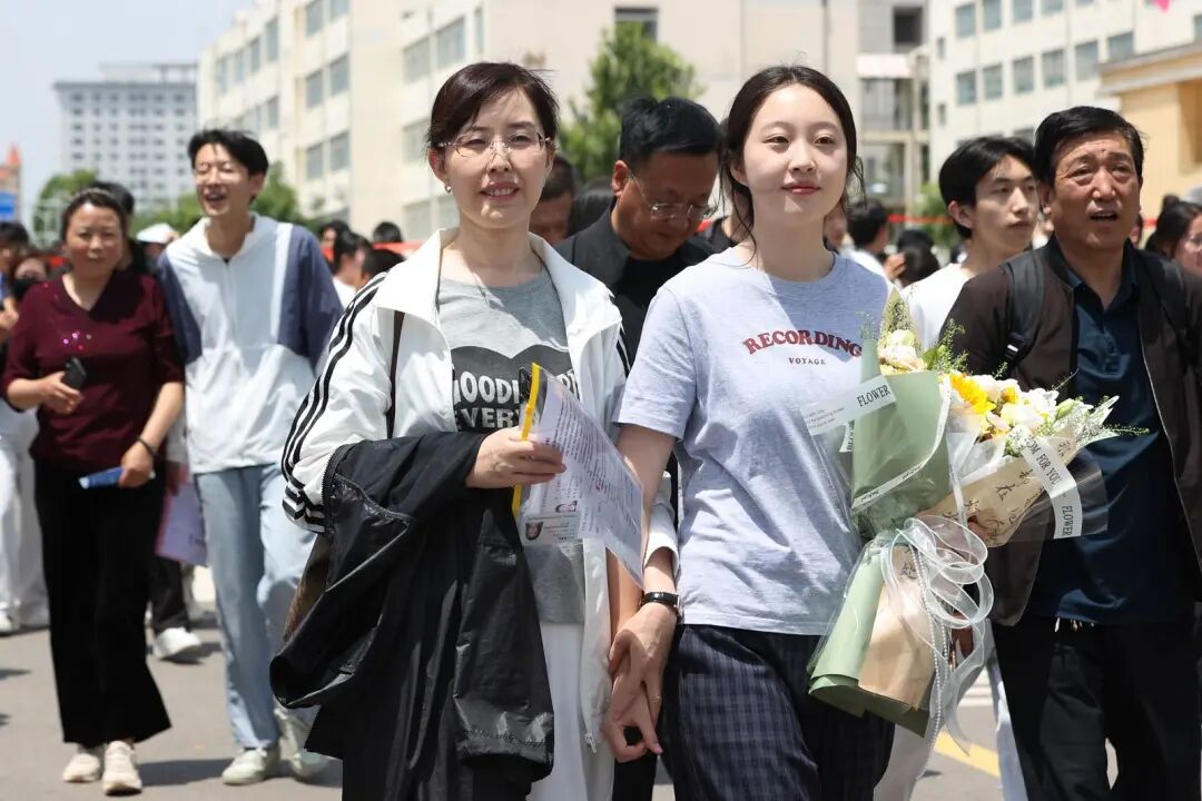 家长陪伴孩子走出考场。