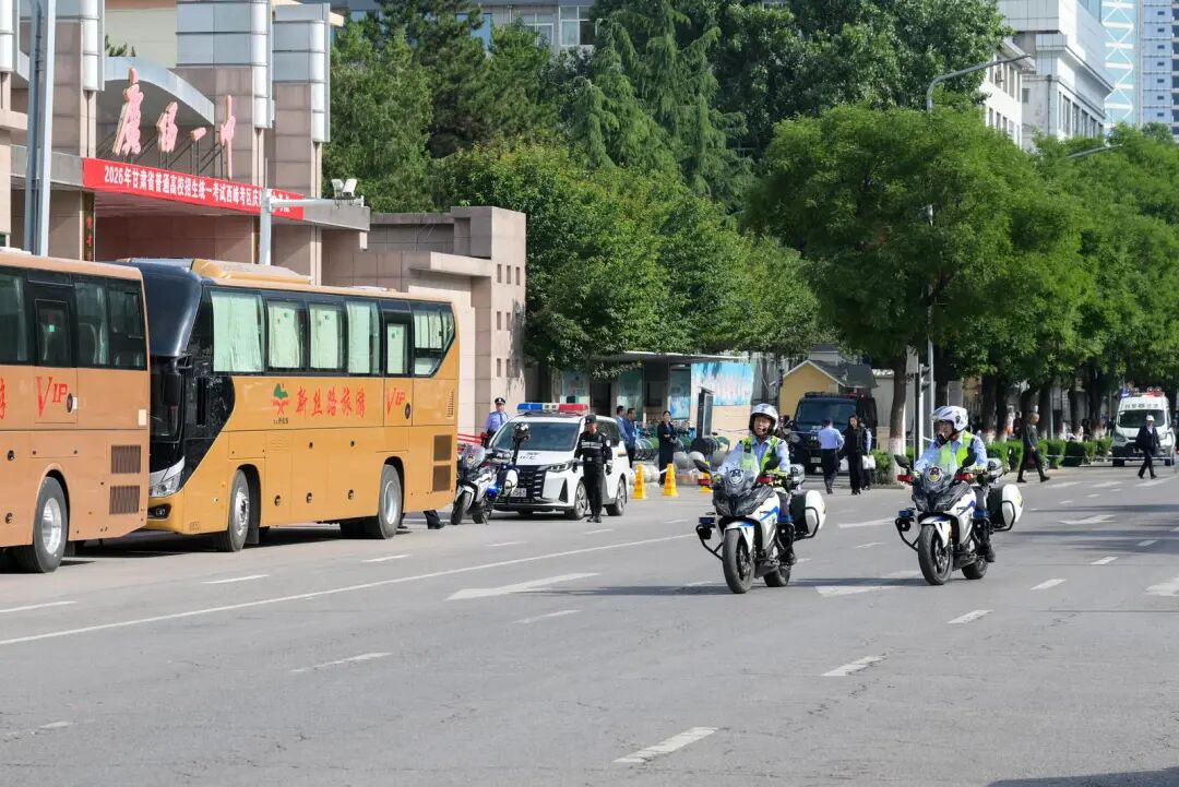 西峰区庆阳一中考点，警察保障考点秩序。