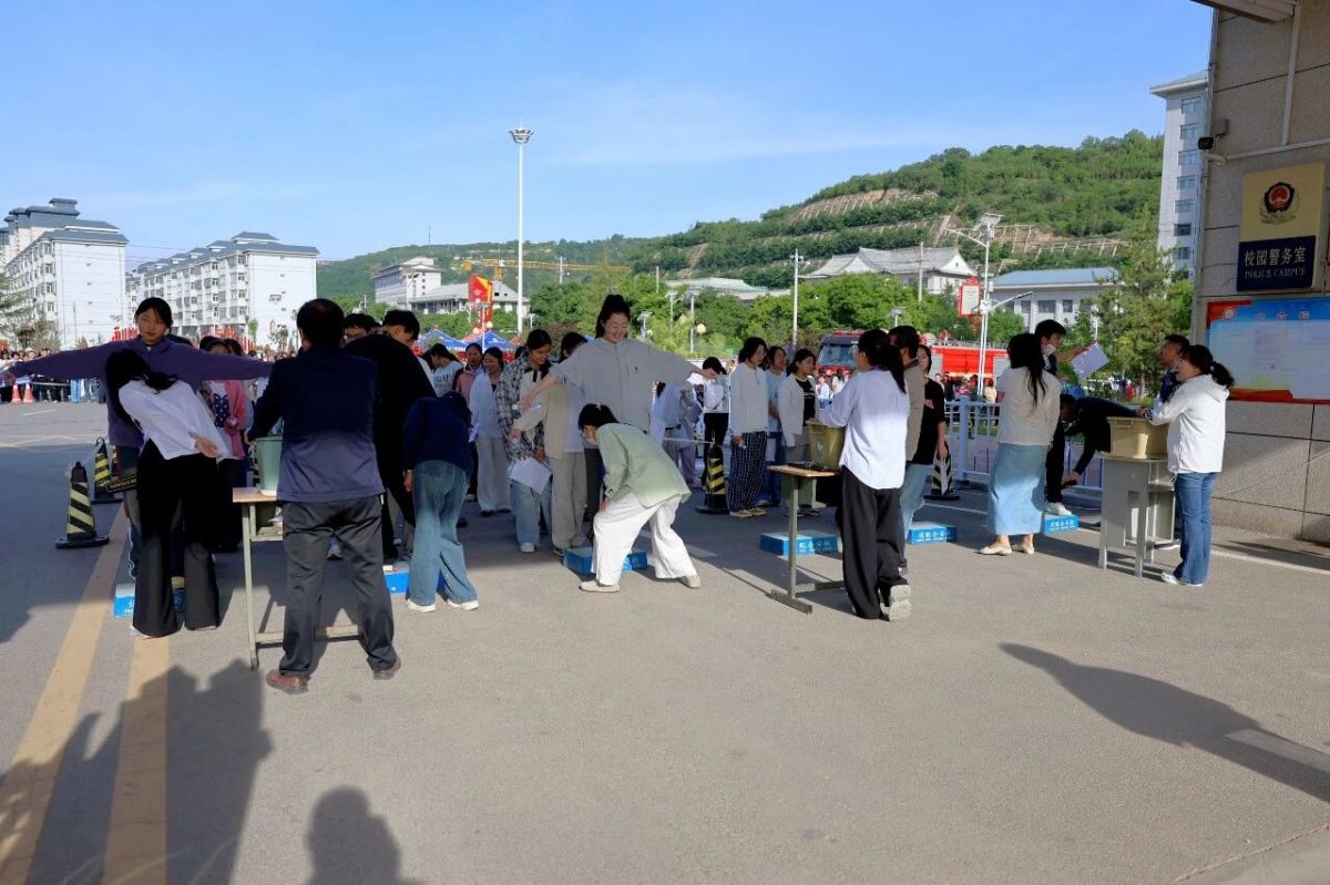 华池公安全力护航高考首日 多措并举保障学子平安赴考