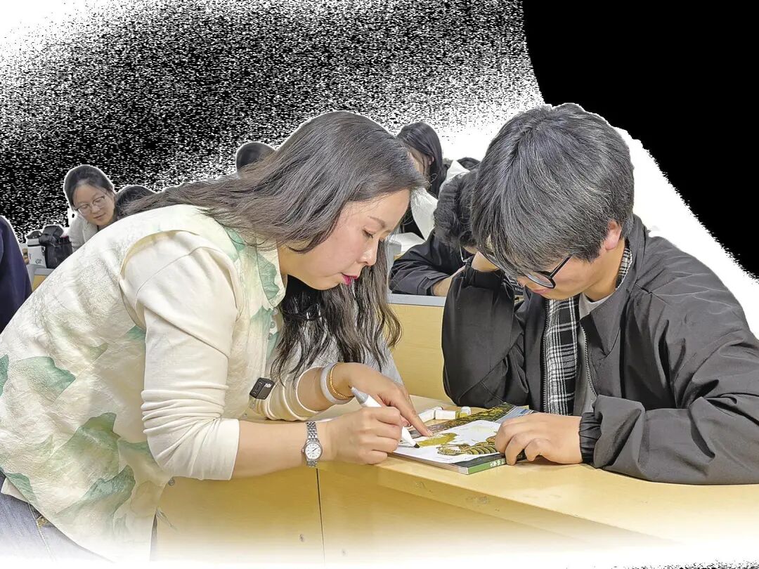 陇东学院皮影雕刻老师给学生讲解雕刻技艺。 通讯员 韩艺涛 摄