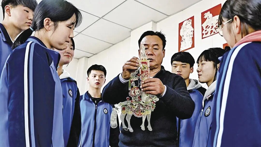 环县职业中等专业学校老师给学生讲解皮影相关知识。 通讯员 梁杰 摄