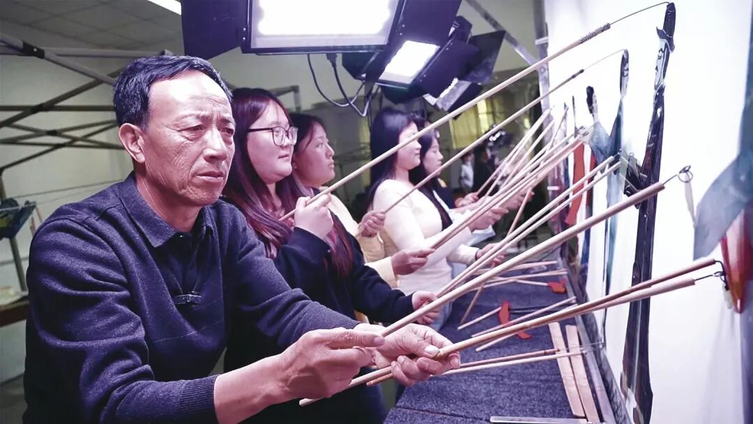 陇东学院教师指导学生实操皮影表演。通讯员 张志明 摄