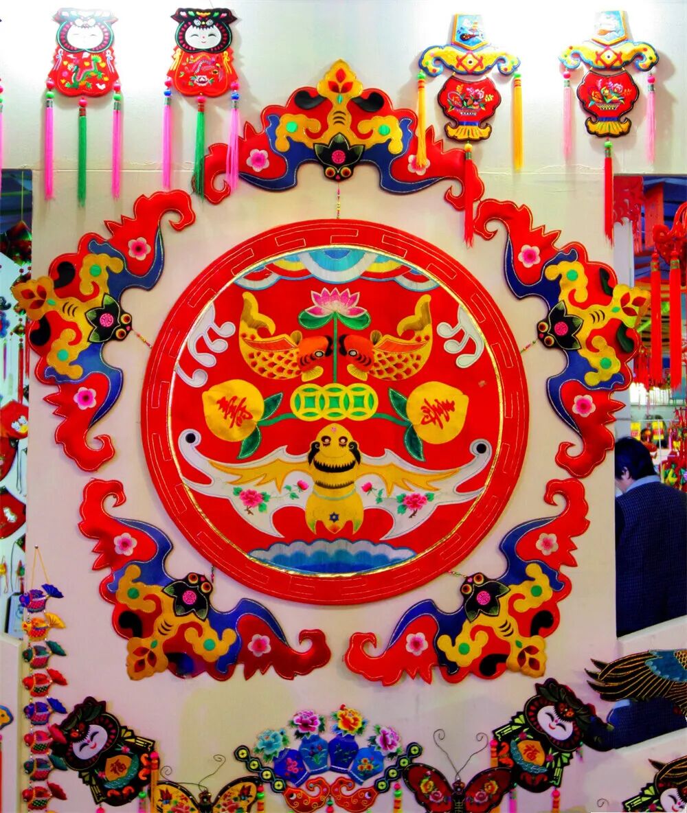 不似江南绣品婉约纤柔，陇绣自有北地雄浑风骨。它是立体 &ldquo;绌绌&rdquo; 的玲珑，是平面绣卷的温婉，针脚里藏着农耕文明的密码，丝线中系着家族温情的牵绊。每一幅绣品，都是一首写在布帛上的田园诗，是黄土高原上永不褪色的风物画卷。一缕丝线，连古今；一枚绣品，映山河。庆阳刺绣，以针为笔，以线为韵，绣尽陇原风月，传承华夏匠心，在时光长河中，静静绽放属于黄土的温润华光。