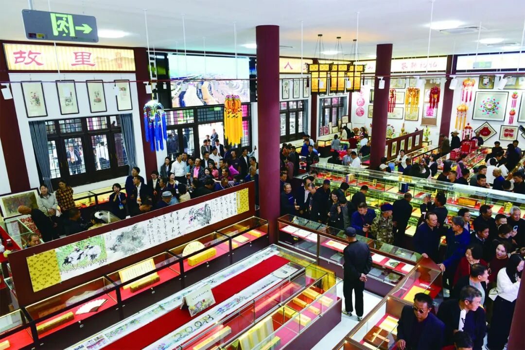 游客参观文化艺术交流中心