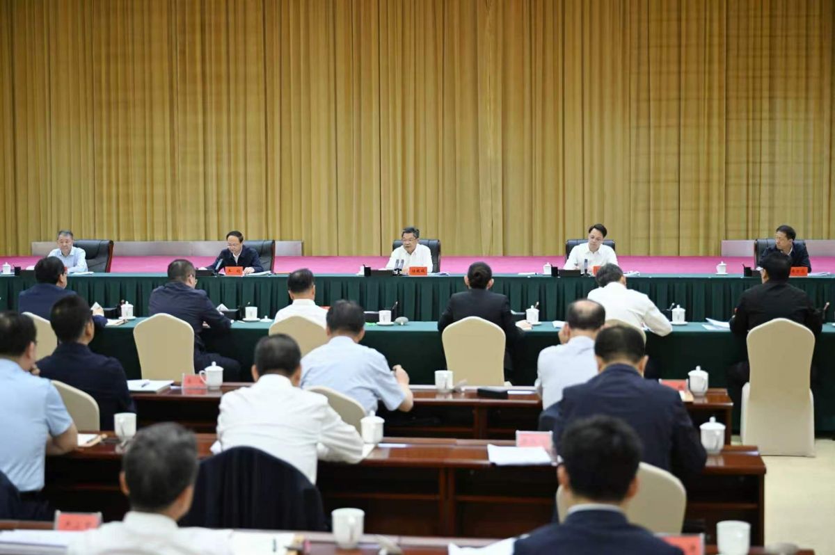 6月8日,兰白两区建设领导小组会议暨甘肃省科技引领核技术应用和核关联配套产业高质量发展座谈会在兰州新区举行,省长、领导小组组长任振鹤出席并讲话。(新甘肃·甘肃日报记者盛学卿)