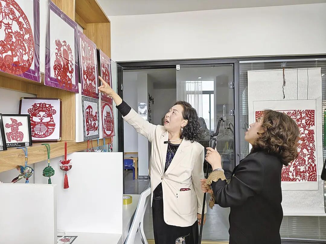 庆阳剪纸市级非遗代表性传承人齐秀梅向直播间网友介绍庆阳剪纸。刘新艳 摄