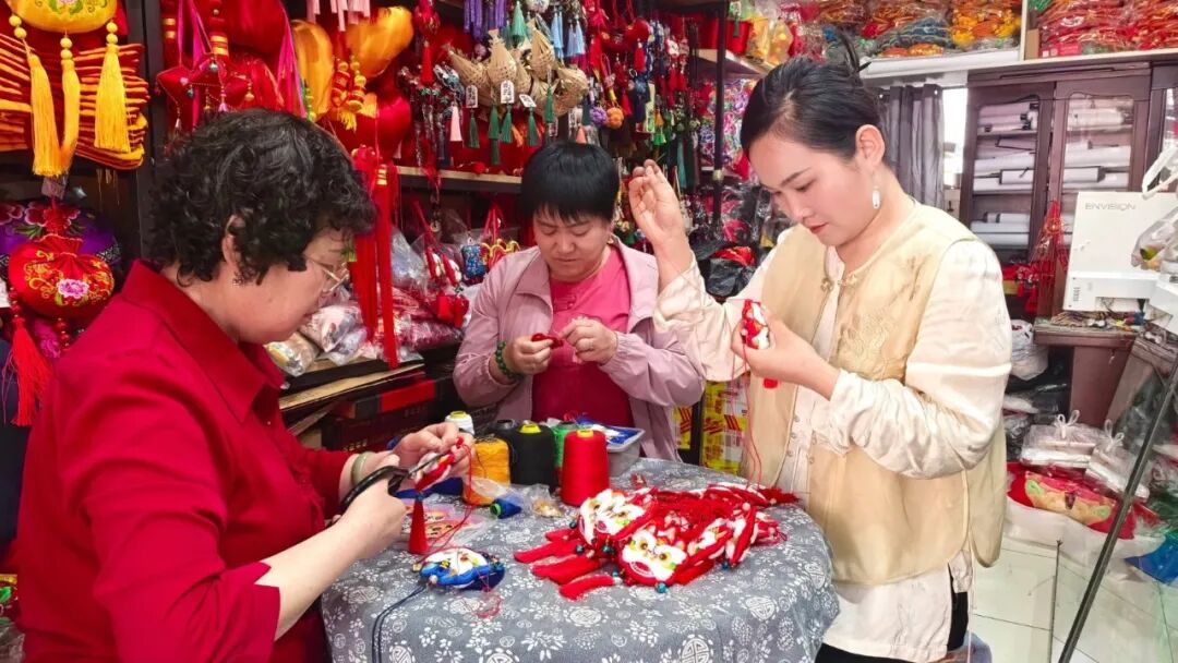 90后绣娘孟亭亭:把庆阳香包“绣”上高铁
