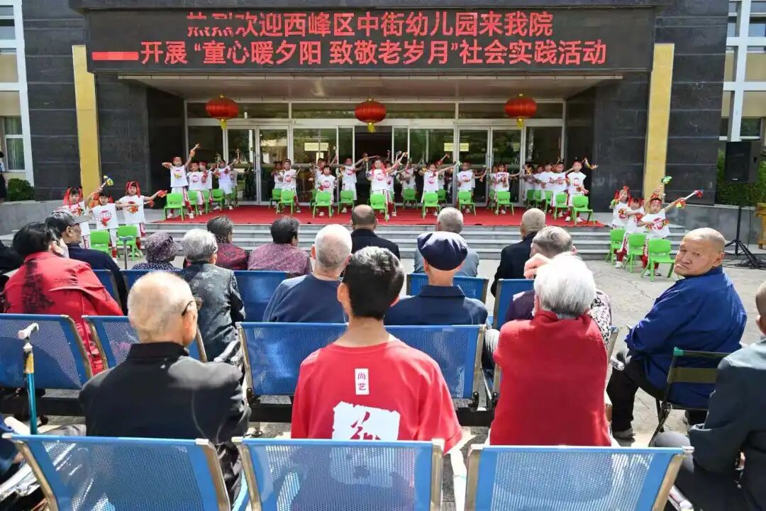 西峰区中街幼儿园走进庆阳市社会福利院开展敬老暖心实践活动