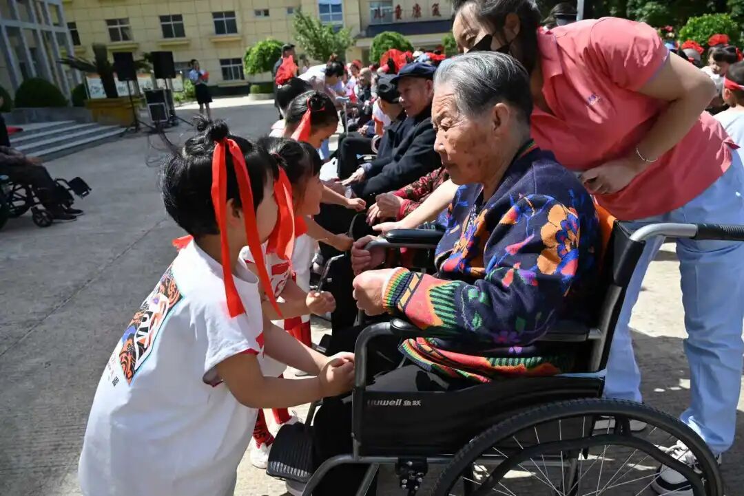 西峰区中街幼儿园走进庆阳市社会福利院开展敬老暖心实践活动