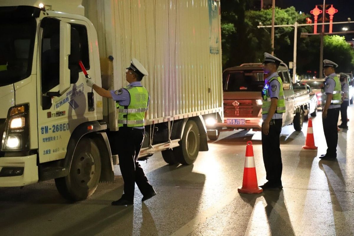 环县公安交警开展酒醉驾整治统一行动