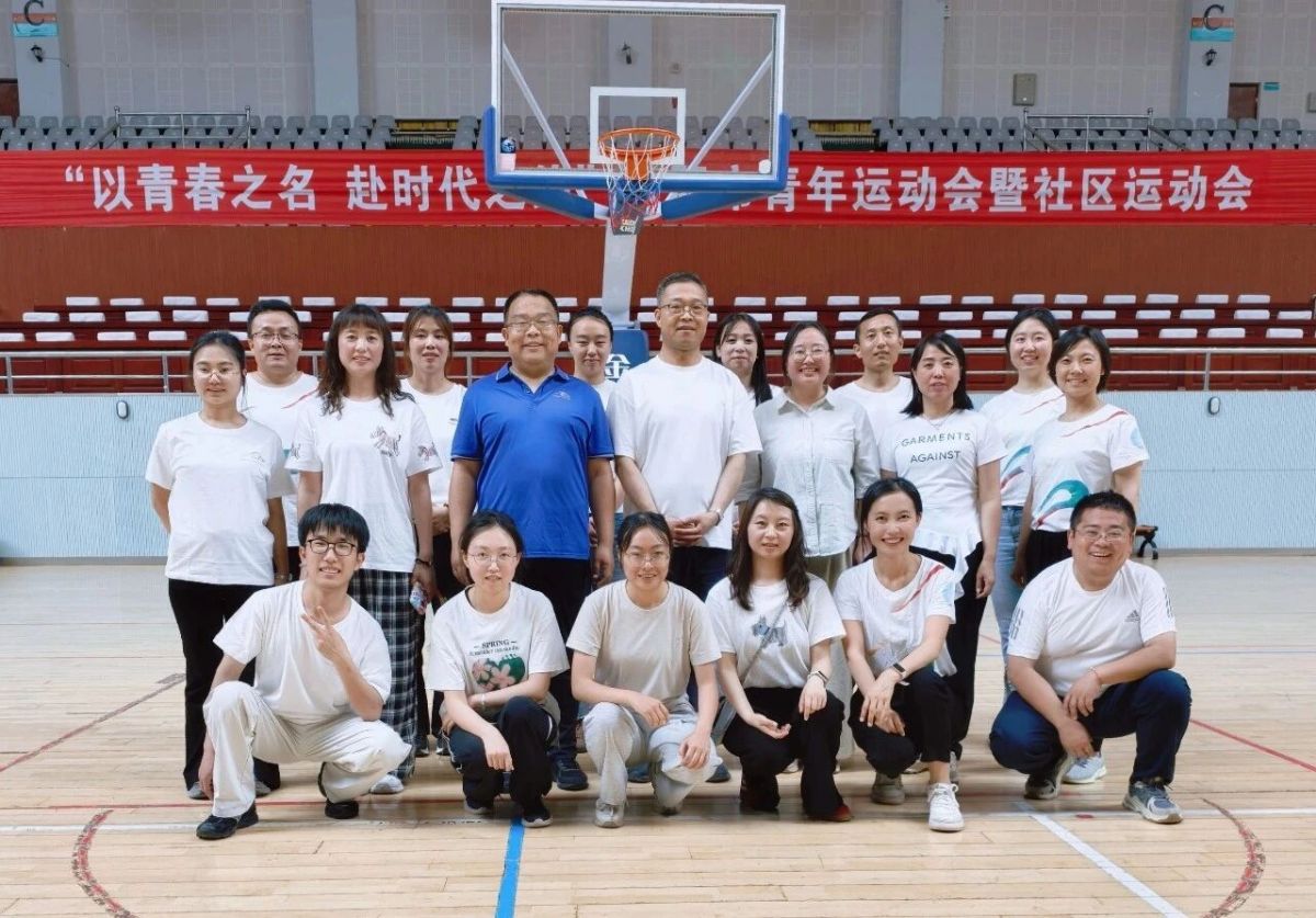 庆阳市政府外事办与西峰区专署巷社区开展共驻共建主题党日趣味文体活动