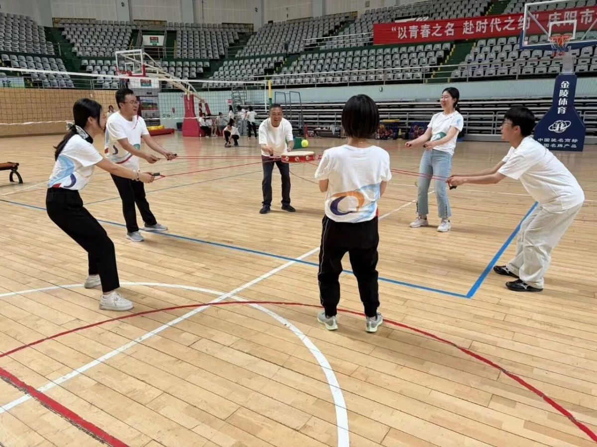 庆阳市政府外事办与西峰区专署巷社区开展共驻共建主题党日趣味文体活动