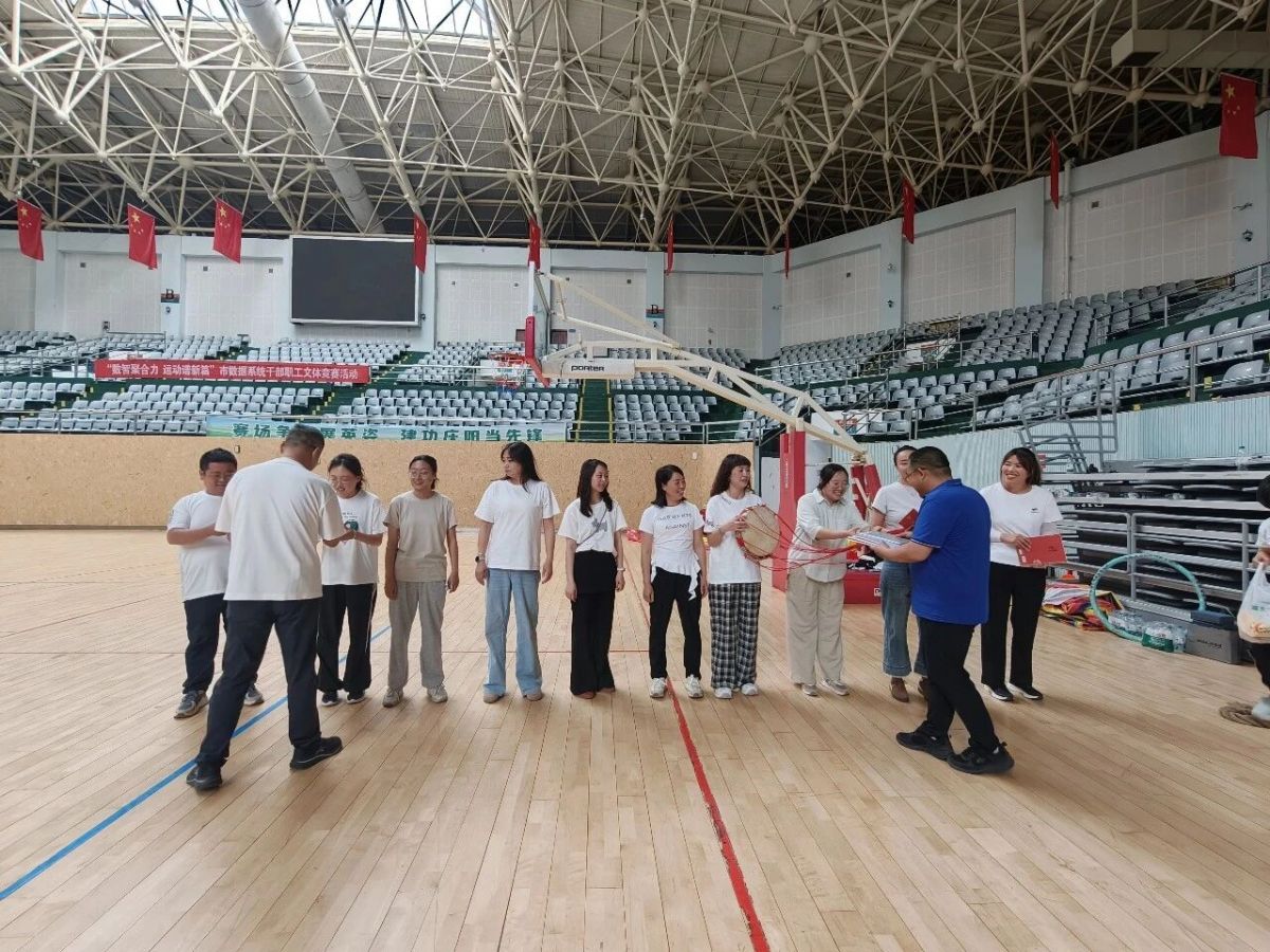 庆阳市政府外事办与西峰区专署巷社区开展共驻共建主题党日趣味文体活动