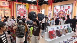 从“指尖技艺”到“指尖经济” 福康正宁香包在第二十一届庆阳香包节上销售火爆