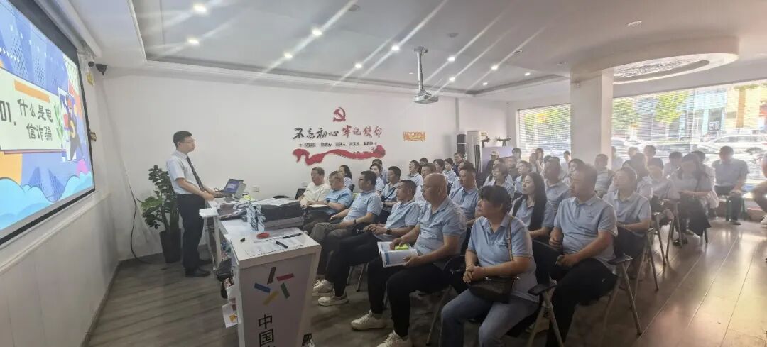 建行西峰岐黄支行联合市体彩中心开展反诈宣传活动