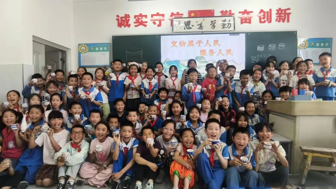 华池县走进五蛟小学开展文化和自然遗产日进校园宣传活动。