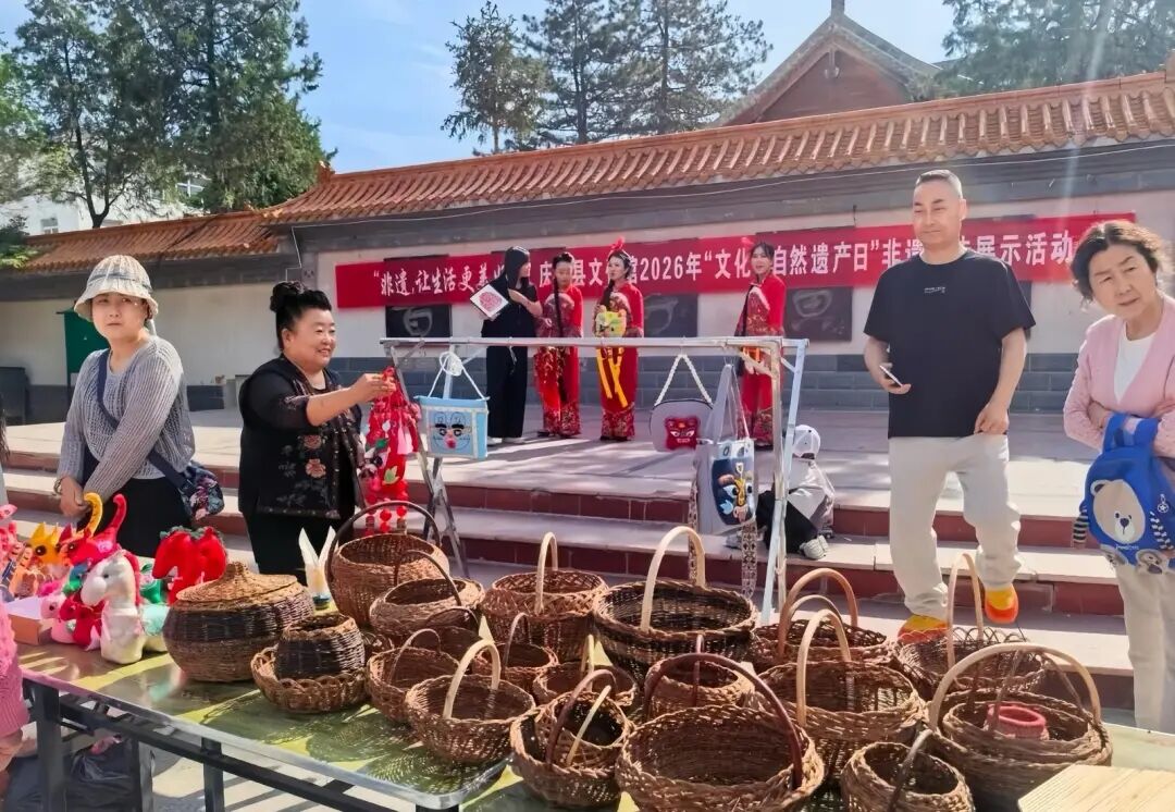 庆城县非遗传承人开展非遗项目集中展演与互动体验活动。