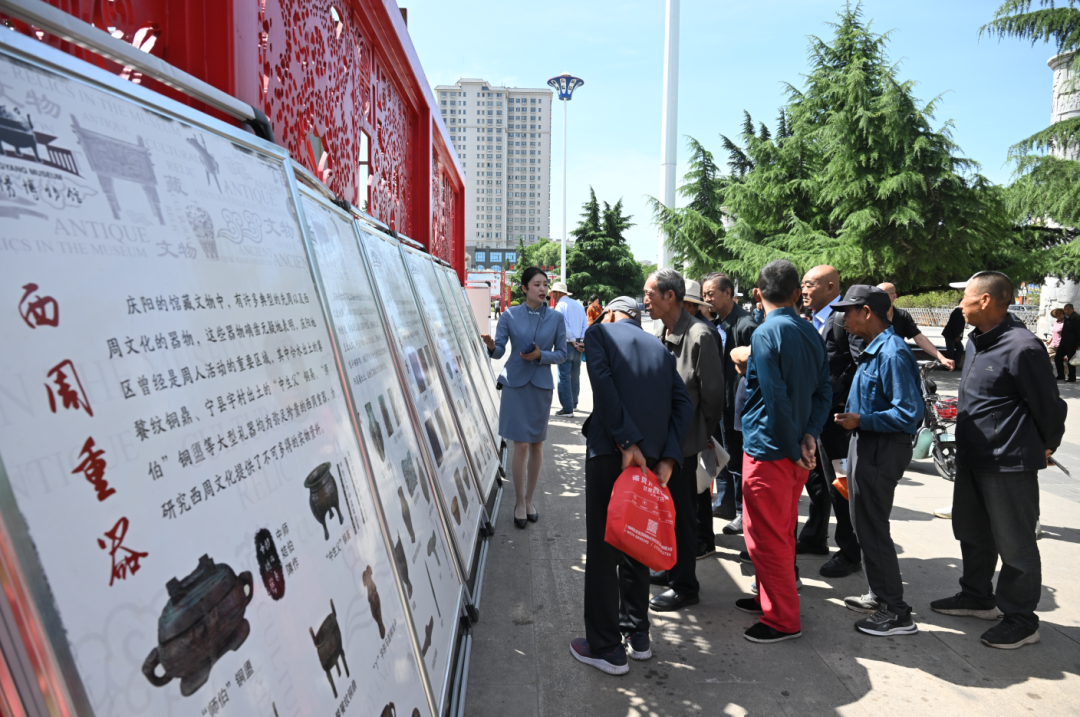 庆阳博物馆讲解员为市民讲述庆阳文物古迹及考古新发现。
