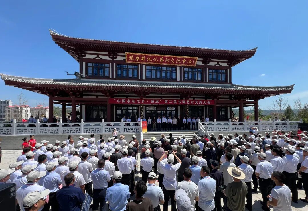6月16日,“中国书法之乡·镇原”第二届书画艺术交流大会在镇原县文化艺术交流中心开幕,本届大会以“翰墨承文脉·丹青续华章”为主题,精心搭建高水准艺术交流平台,汇聚省内外书画名家、文化学者与艺术同好,让笔墨创作与文旅脉动同频共振,激活文化消费新动能,书写县域高质量发展的生动注脚。