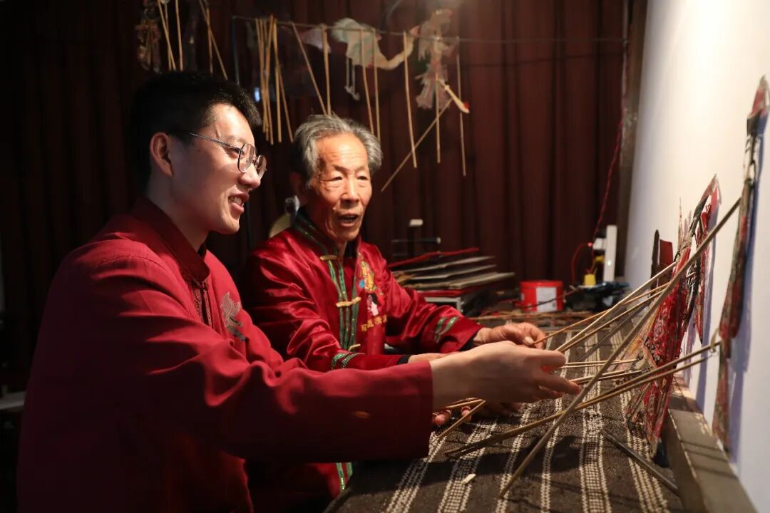 环县道情皮影戏老艺人解珍教尚鹏军皮影戏表演。