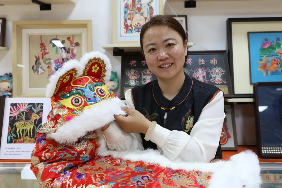 张煜瑶展示制作的虎头帽。