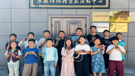 “小小考古家”给铜镜“化个妆” ——宁县博物馆开展石膏铜镜彩绘体验活动