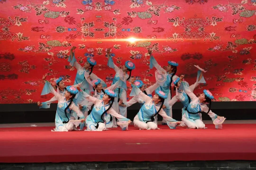 “石榴杯·陇原民族情”甘肃省民族歌舞团文化惠民演出燃动庆城县药王洞养生小镇