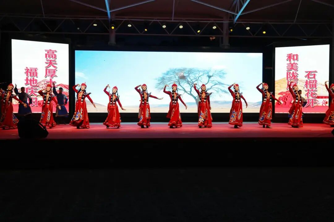 “石榴杯·陇原民族情”甘肃省民族歌舞团文化惠民演出燃动庆城县药王洞养生小镇