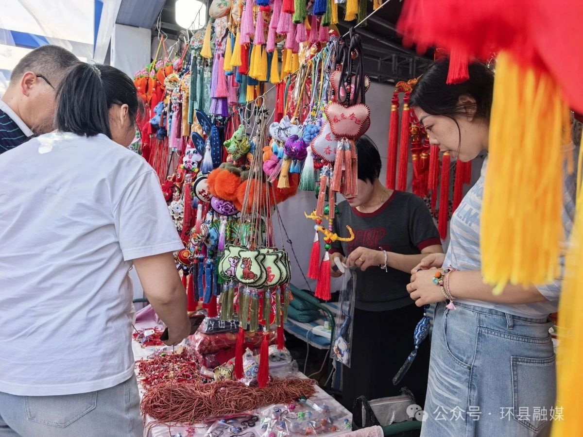 &ldquo;昨天卖了近1000元！&rdquo;环县非遗传承人曹伟伟的香包节前就火了