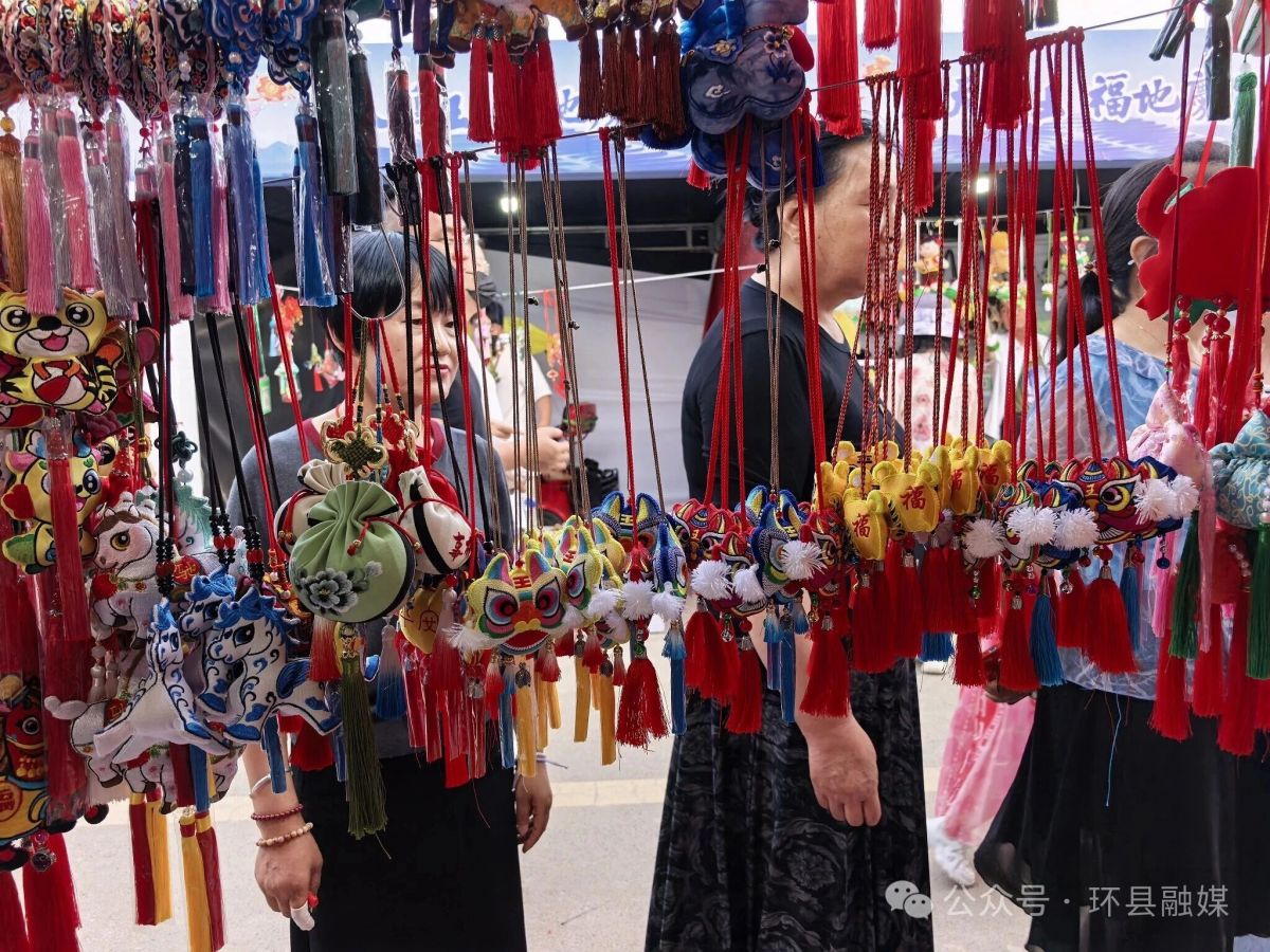 &ldquo;昨天卖了近1000元！&rdquo;环县非遗传承人曹伟伟的香包节前就火了