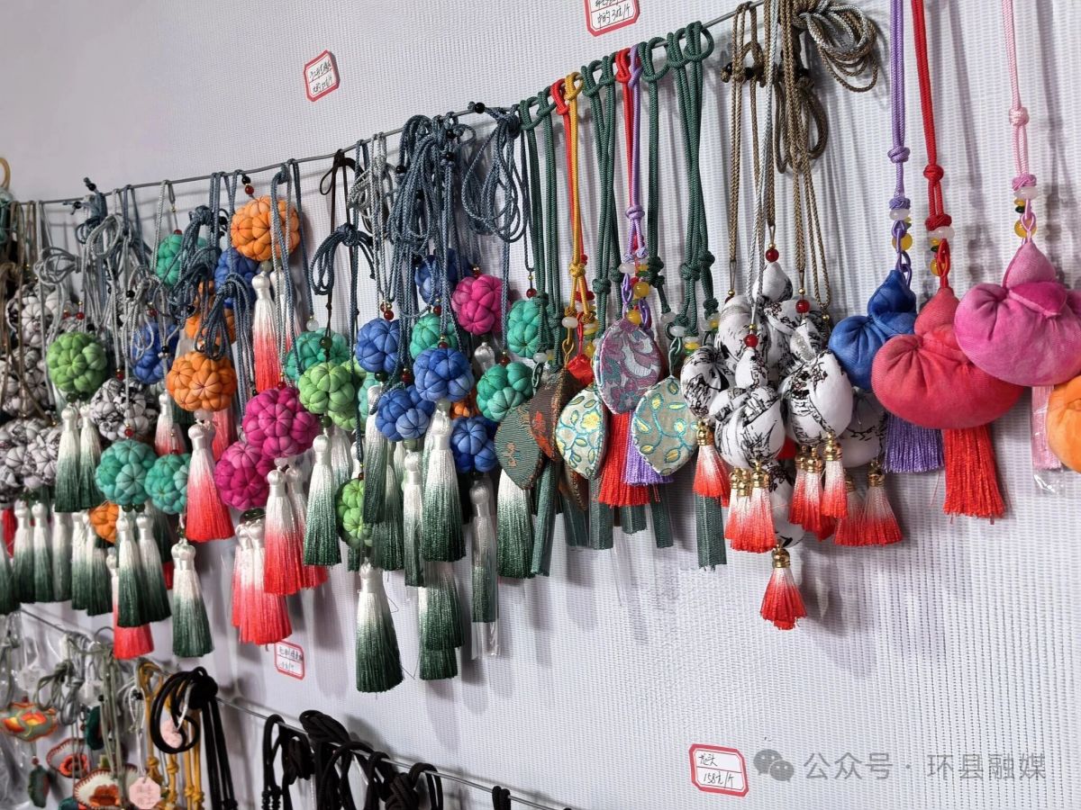 &ldquo;昨天卖了近1000元！&rdquo;环县非遗传承人曹伟伟的香包节前就火了