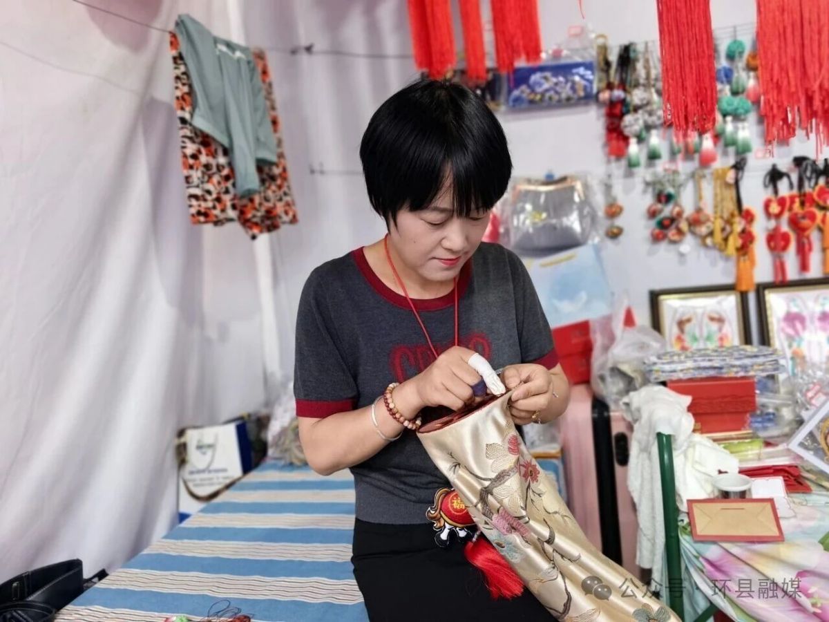 &ldquo;昨天卖了近1000元！&rdquo;环县非遗传承人曹伟伟的香包节前就火了