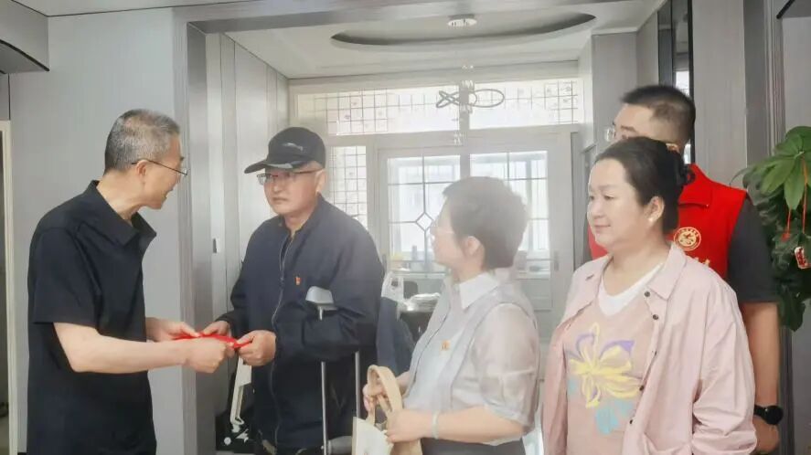 庆阳市残联“七一”前夕走访慰问困难残疾人党员