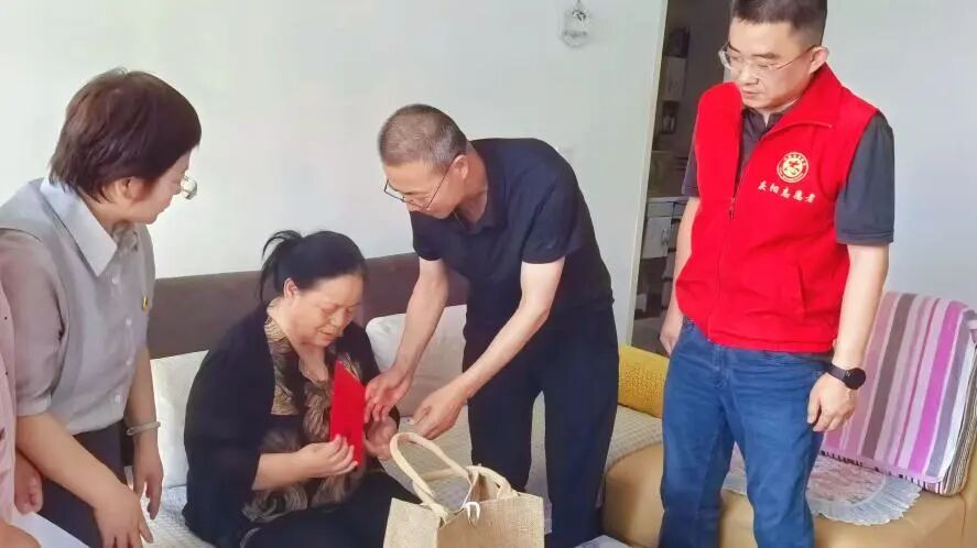 庆阳市残联“七一”前夕走访慰问困难残疾人党员