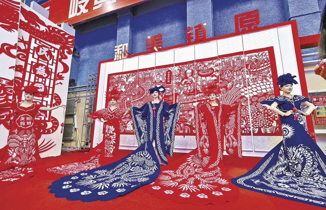 镇原县“剪云裳”剪纸文创服饰展示。
