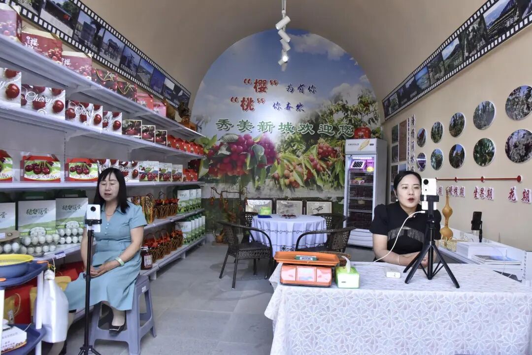 镇原县北石窟驿景区工作人员线上推介当地农特产品。