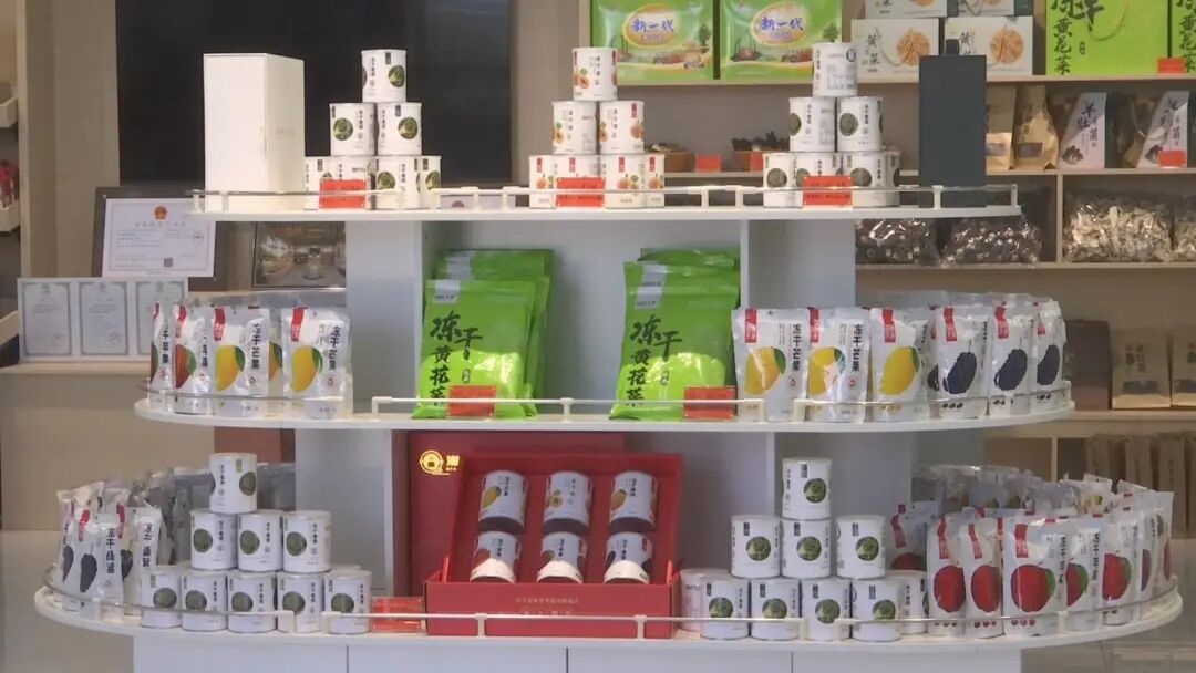 镇原县“甘味”农特产品展馆展出的部分农特产品。