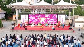 “石榴杯·陇原民族情”甘肃省民族歌舞团文化惠民演出燃动庆城县药王洞养生小镇