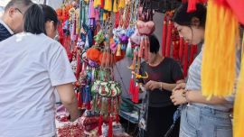 “昨天卖了近1000元！”环县非遗传承人曹伟伟的香包节前就火了